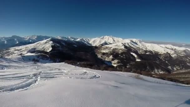 Esquí cuesta abajo en nieve en polvo . — Vídeo de stock