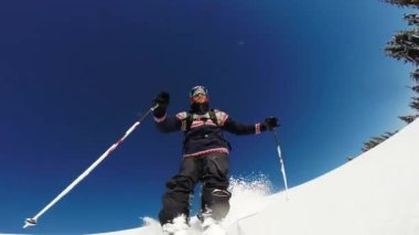 yokuş aşağı hızla toz karda Kayak Alp.