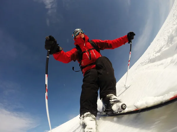 Skiër voert een snelle draai op een skihelling. — Stockfoto