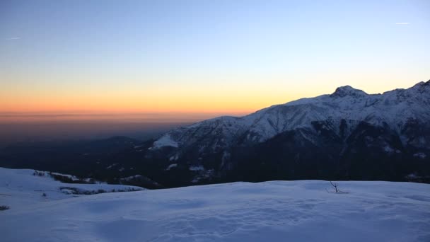 Fiyatı hiking bir yüksek irtifa kışın karda yürür. — Stok video