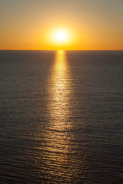 Een majestueuze, perfect warm zonsondergang over de Middellandse Zee. — Stockfoto