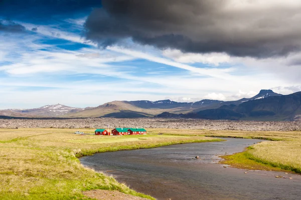 İzlandalı kırsal kesimde kırmızı evleri. — Stok fotoğraf