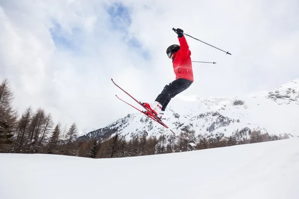 Kleiner Skifahrer springt im Schnee. — Stockfoto