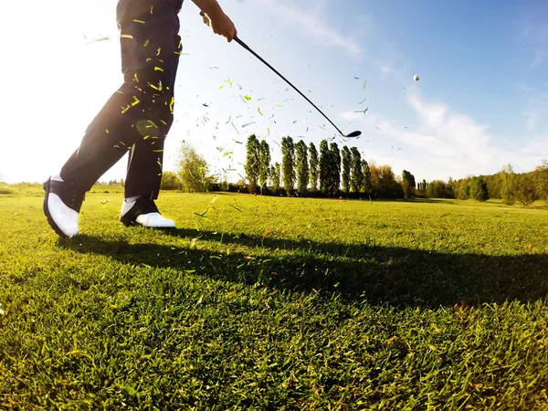 Golfista realiza un tiro de golf desde el fairway . — Foto de Stock