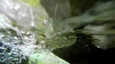Sualtı çekim kristal berraklığında bir nehir hava kabarcıkları.
