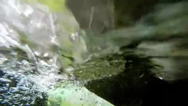 Unterwasseraufnahmen von Luftblasen in einem kristallklaren Fluss. — Stockvideo