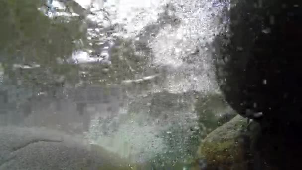 Podwodne strzelać pęcherzyki powietrza w krystalicznie czystej rzece. — Wideo stockowe