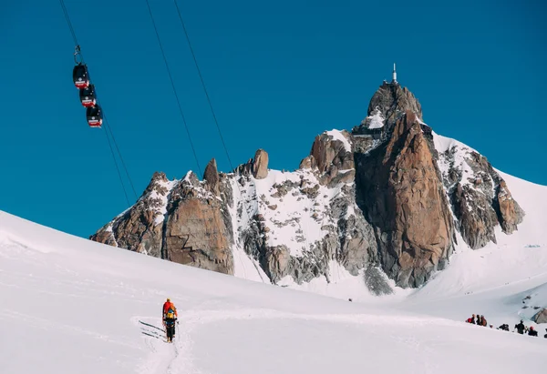 La vetta dell'Aiguille du Midi con la funivia panoramica del Monte Bianco — Foto Stock