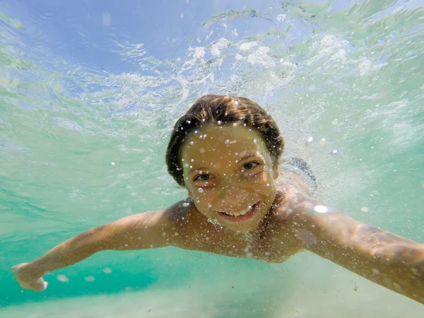 Niño nadando bajo el agua —  Fotos de Stock