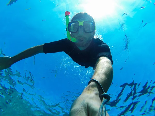 Freediver: Unterwasser-Selfie — Stockfoto