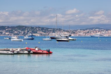Cannes: lerins Island view. küçük ve büyük Yatlar demirli