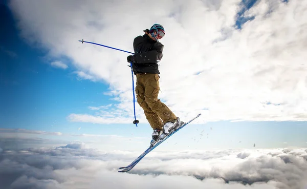 Skifahrer Flug Nach Dem Sprung Bewölkter Himmel Hintergrund Stockbild