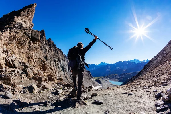 Hiker Reaches High Mountain Pass Shows His Joy Open Arms — Stok fotoğraf