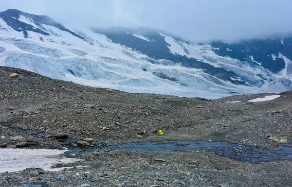 Uma Tenda Solitária Perto Grande Glaciar Alpino Aosta Valley Itália — Fotografia de Stock
