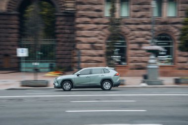 Ukrayna, Kyiv - 2 Haziran 2021: Gri Toyota RAV 4 aracı yolda ilerliyor. Yazı