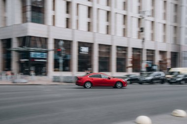 Ukrayna, Kyiv - 2 Haziran 2021: Kırmızı MAZDA 6 aracı yolda ilerliyor. Yazı