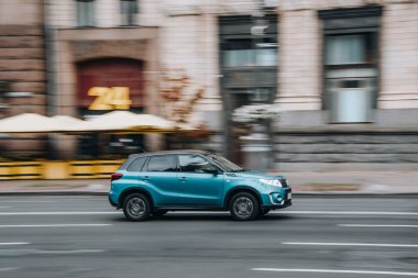 Ukrayna, Kyiv - 2 Haziran 2021: Açık Mavi Suzuki Vitara arabası sokakta hareket ediyor. Yazı