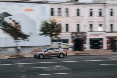 Ukrayna, Kyiv - 2 Haziran 2021: Caddede ilerleyen kahverengi Hyundai Avante arabası. Yazı