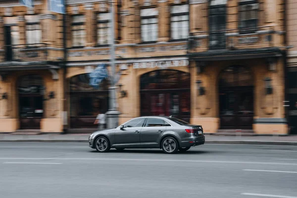 乌克兰基辅 2021年6月2日 Silver Audi S4汽车在街上行驶 — 图库照片
