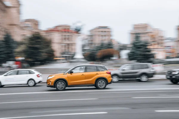 乌克兰 2021年6月2日 黄色铃木维塔拉车在街上行驶 — 图库照片