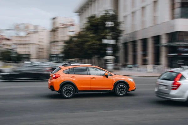 Ucrânia Kiev Junho 2021 Laranja Subaru Carro Movimento Rua Editorial — Fotografia de Stock