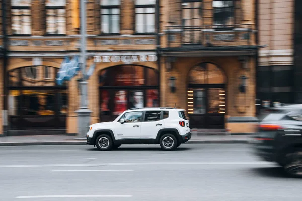 Ukrajina Kyjev Června 2021 Bílý Džíp Renegade Auto Pohybující Ulici — Stock fotografie