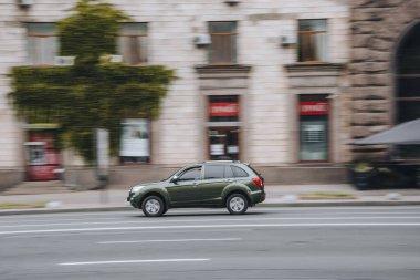Ukrayna, Kyiv - 2 Haziran 2021: Yeşil Lifan X60 aracı sokakta hareket ediyor. Yazı