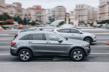 Ukrayna, Kyiv - 2 Haziran 2021: Gri Dodge Durango arabası yolda ilerliyor. Yazı