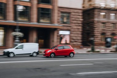 Ukrayna, Kyiv - 2 Haziran 2021: Kırmızı Toyota Vitz arabası sokakta hareket ediyor. Yazı