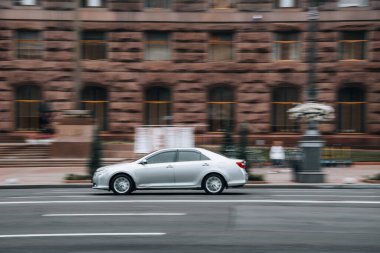 Ukrayna, Kyiv - 2 Haziran 2021: Sokakta yürüyen gümüş renkli Toyota Camry arabası. Yazı