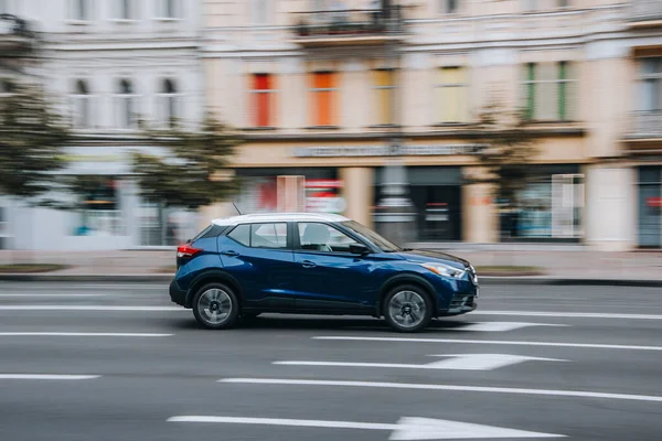 Ucrânia Kiev Junho 2021 Blue Nissan Kicks Carro Movimento Rua — Fotografia de Stock