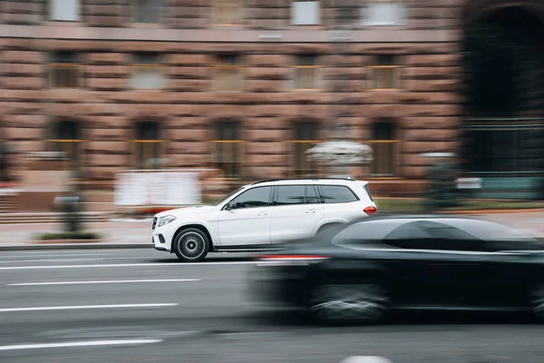 우크라 Kyiv 2021 White Subaru Outback Car Moving Street — 스톡 사진