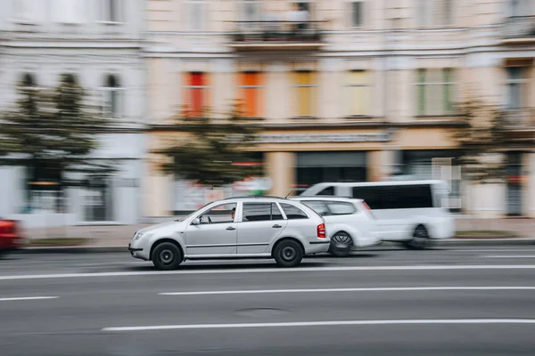우크라 Kyiv 2021 White Skoda Fabia Car Moving Street — 스톡 사진