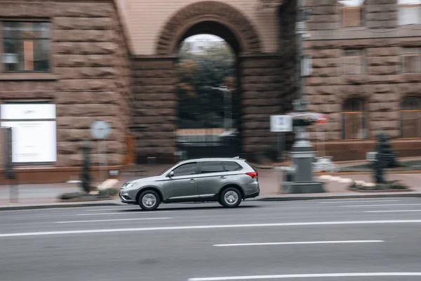 우크라 Kyiv 2021 Silver Mitsubishi Outlander Car Moving Street — 스톡 사진