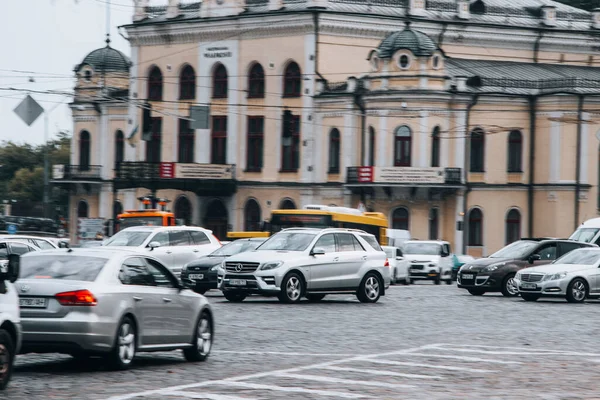 乌克兰 2021年6月2日 银色奔驰M型车在街上行驶 — 图库照片