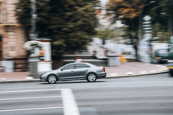 Ucrânia Kiev Junho 2021 Gray Buick Enclave Carro Movimento Rua — Fotografia de Stock