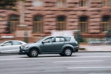 Ukrayna, Kyiv - 2 Haziran 2021: Gri Mitsubishi Outlander arabası sokakta hareket ediyor. Yazı
