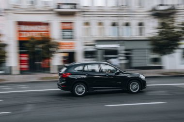 Ukrayna, Kyiv - 2 Haziran 2021: Siyah BMW X1 aracı sokakta hareket ediyor. Yazı