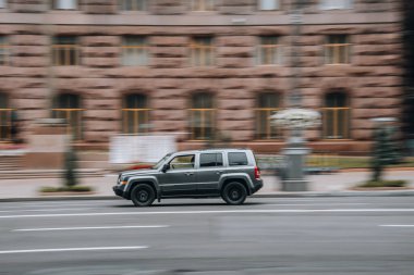 Ukrayna, Kyiv - 2 Haziran 2021: Gri Jeep Patriot arabası yolda ilerliyor. Yazı