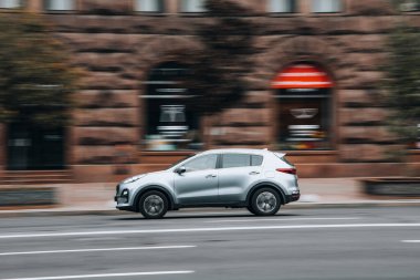 Ukrayna, Kyiv - 2 Haziran 2021: Gri KIA Spor Araba sokakta hareket ediyor. Yazı