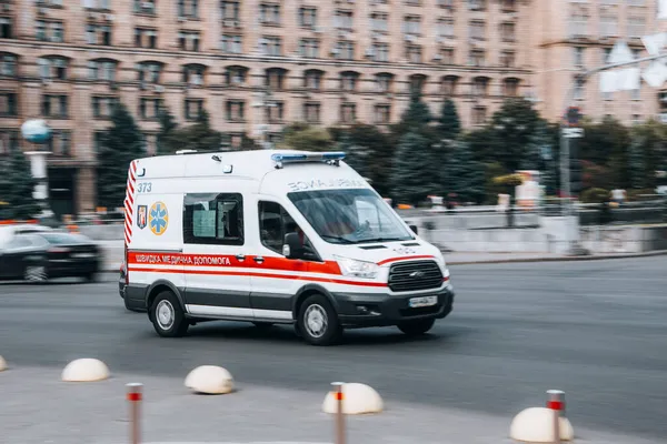 Ucrânia Kiev Junho 2021 Ambulance Medical Rescue Ford Econoline Carro — Fotografia de Stock