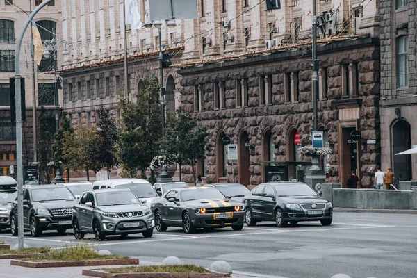 Ucrania Kiev Junio 2021 Gray Dodge Challenger Coche Movimiento Calle — Foto de Stock