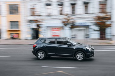 Ukrayna, Kyiv - 2 Haziran 2021: Siyah Nissan Qashqai arabası sokakta hareket ediyor. Yazı