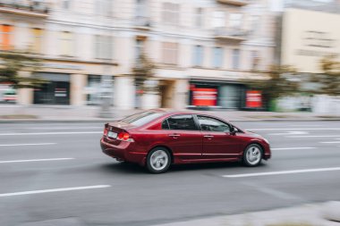 Ukrayna, Kyiv - 2 Haziran 2021: Kırmızı Honda Civic arabası sokakta ilerliyor. Yazı