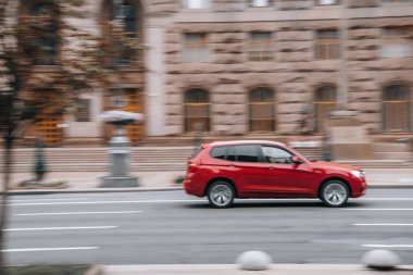 Ukrayna, Kyiv - 2 Haziran 2021: Kırmızı BMW X3 aracı yolda ilerliyor. Yazı