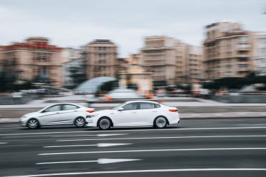 Ukrayna, Kyiv - 2 Haziran 2021: Beyaz KIA Optima arabası sokakta hareket ediyor. Yazı