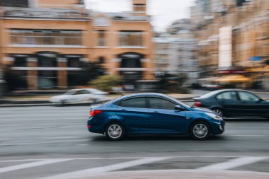 Ukrayna, Kyiv - 2 Haziran 2021: Mavi Hyundai Solaris arabası yolda ilerliyor. Yazı