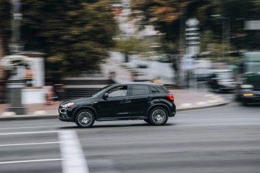 Ukrayna, Kyiv - 2 Haziran 2021: Siyah Mitsubishi ASX arabası sokakta hareket ediyor. Yazı