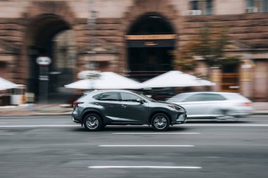 Ukrayna, Kyiv - 2 Haziran 2021: Gri Lexus NX arabası yolda ilerliyor. Yazı
