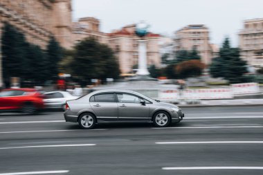 Ukrayna, Kyiv - 2 Haziran 2021: Gri Honda Civic arabası sokakta ilerliyor. Yazı